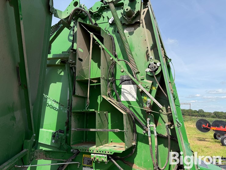 2020-john-deere-560m-image-10