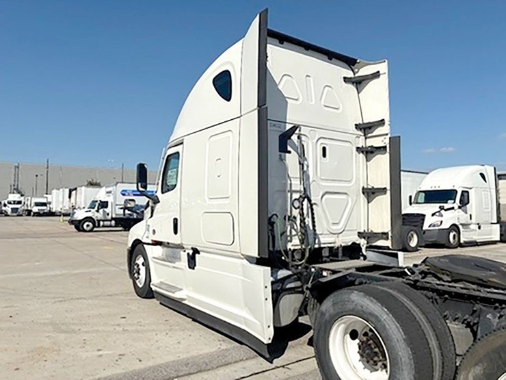 2021-freightliner-cascadia-126-image-2