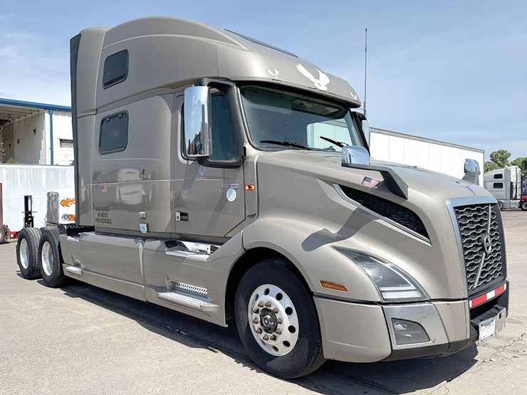 2021-volvo-vnl860-image-1