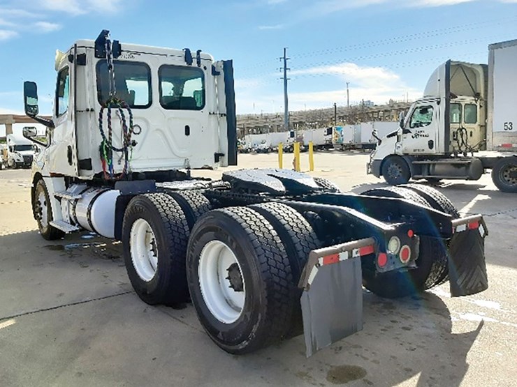2018-freightliner-cascadia-126-image-2