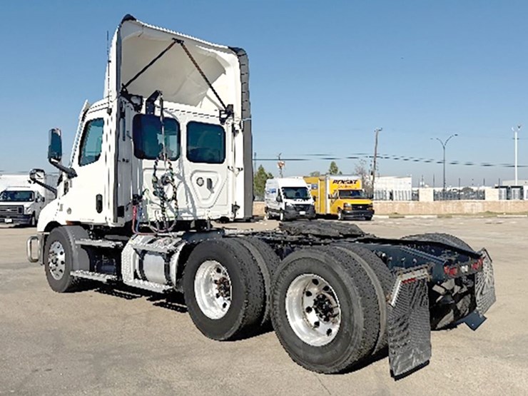 2021-freightliner-cascadia-116-image-2