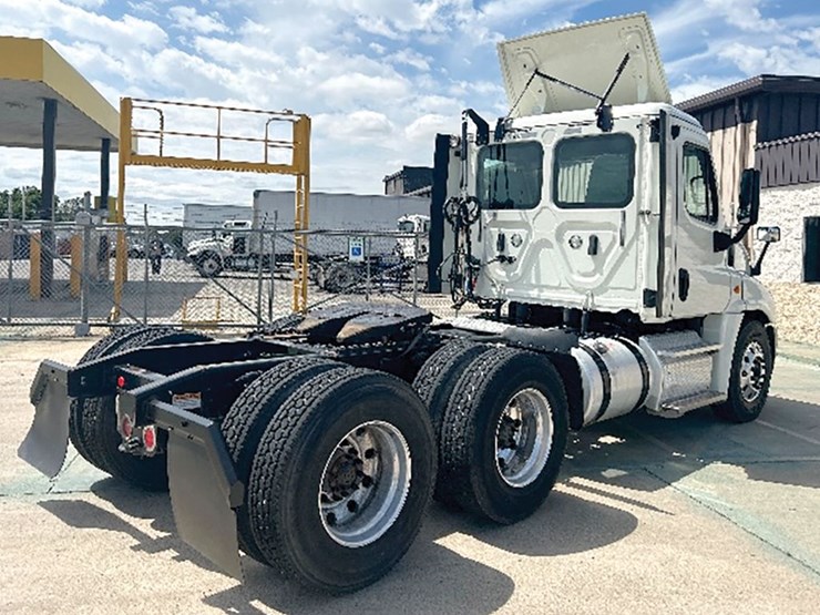2018-freightliner-cascadia-125-image-2