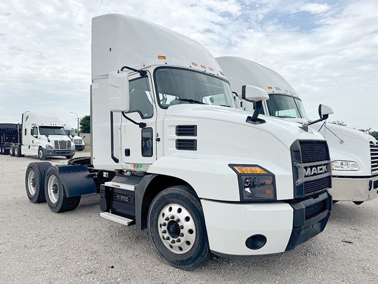 2019-mack-anthem-64t-image-2