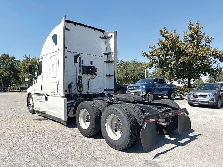 2021-freightliner-cascadia-126-image-2