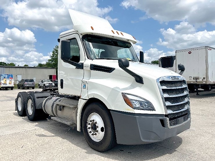 2018-freightliner-cascadia-126-image-1