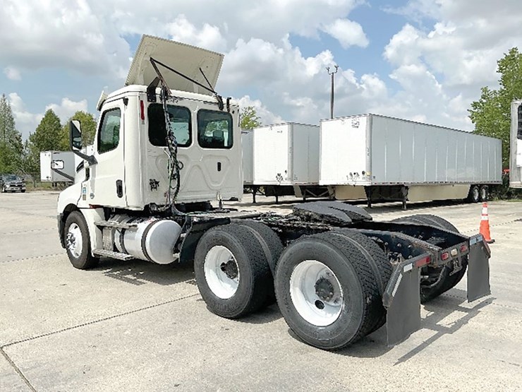 2018-freightliner-cascadia-126-image-2