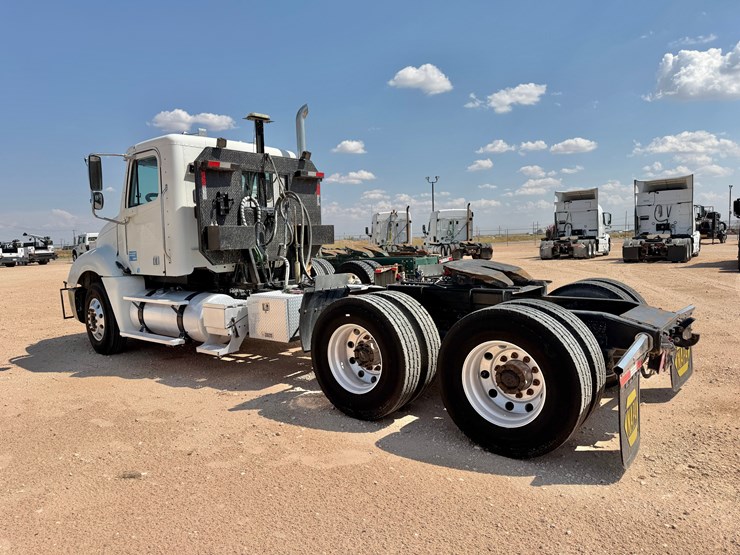 2006-freightliner-columbia-120-image-2