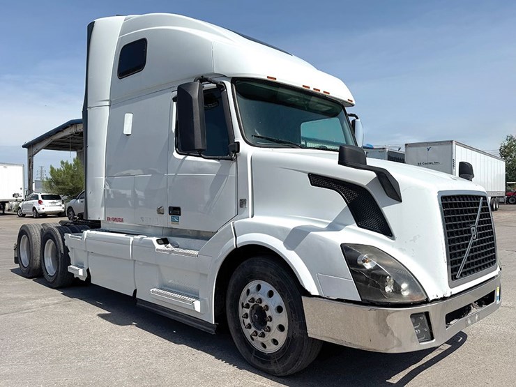 2016-volvo-vnl780-image-1