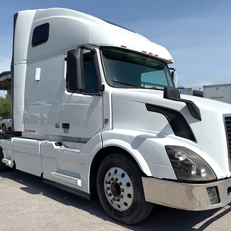2016 VOLVO VNL780