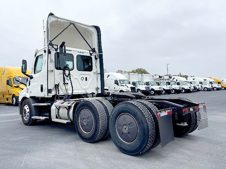 2021-freightliner-cascadia-116-image-2