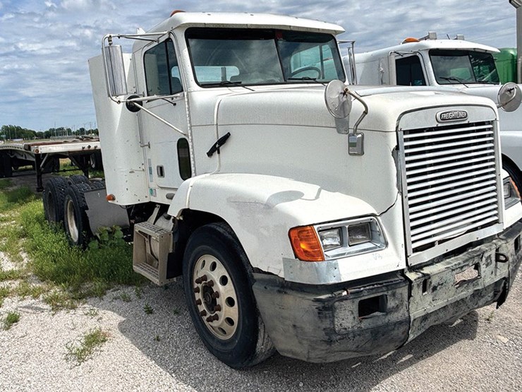 1998-freightliner-fld112-image-2