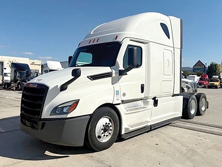 2021-freightliner-cascadia-126-image-1
