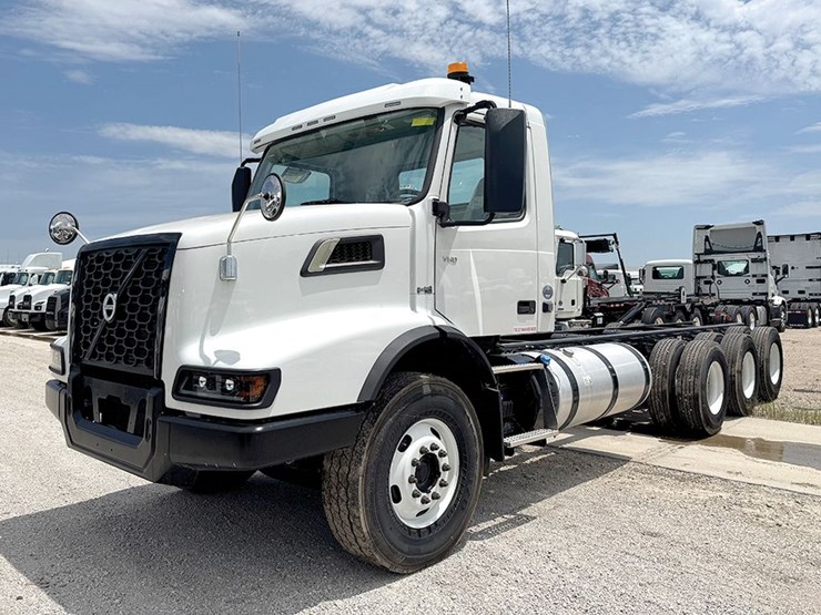 2025-volvo-vhd-300-image-1