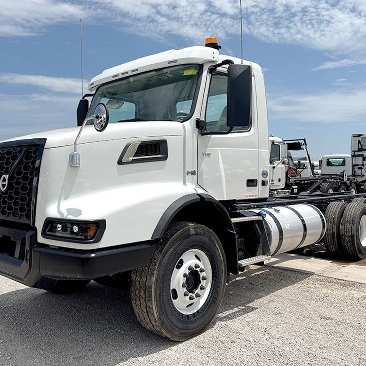 2025 VOLVO VHD 300