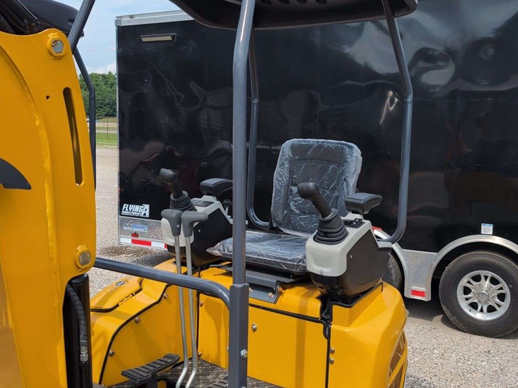 i-mini-excavator-me20---23hp-yanmar-engine-image-4
