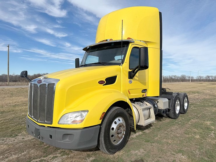 2022-peterbilt-579-image-1