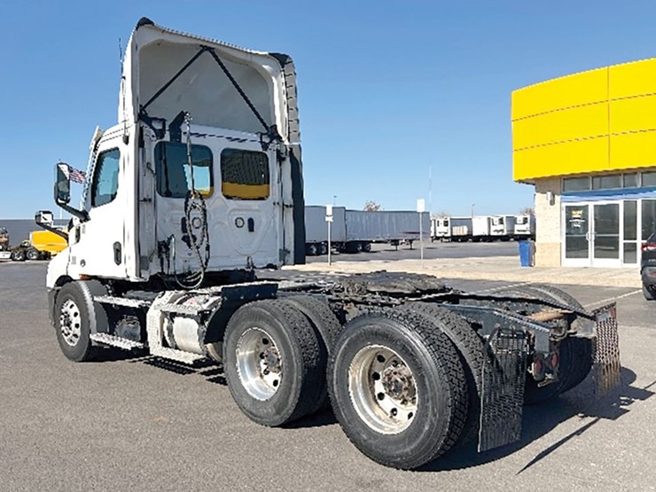 2021-freightliner-cascadia-116-image-2