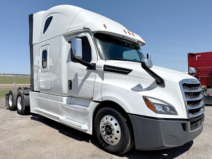 2021-freightliner-cascadia-126-image-1