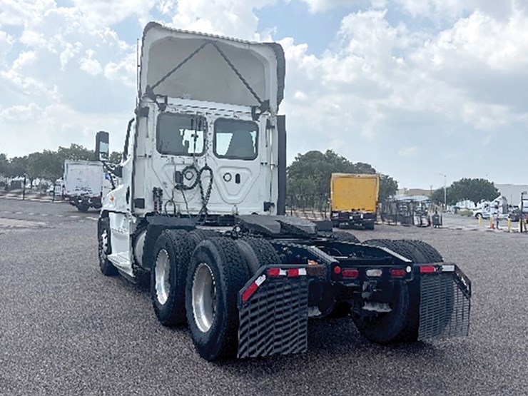 2019-freightliner-cascadia-125-evolution-image-2