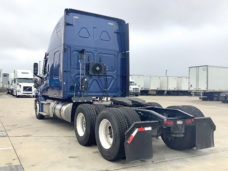 2020-freightliner-cascadia-126-image-2