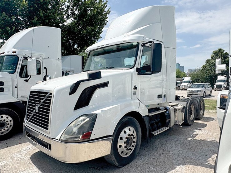 2015-volvo-vnl300-image-1
