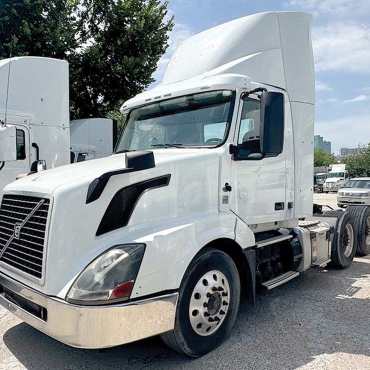 2015 VOLVO VNL300