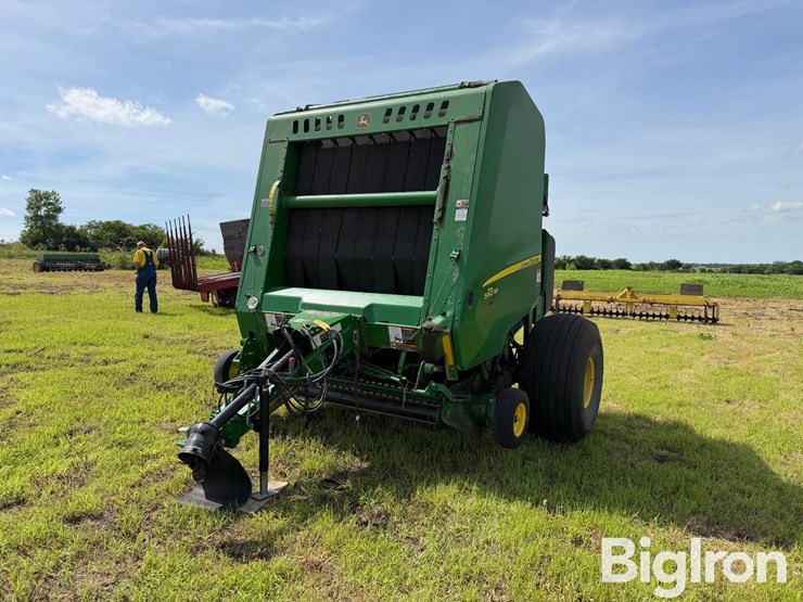 2020-john-deere-560m-image-1