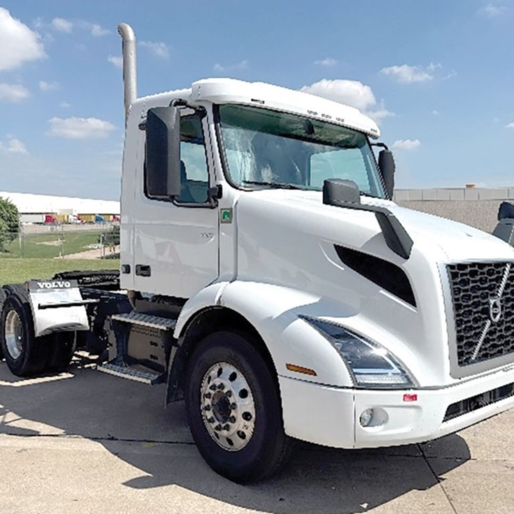 2022 VOLVO VNR300