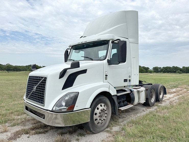 2016-volvo-vnl300-image-1