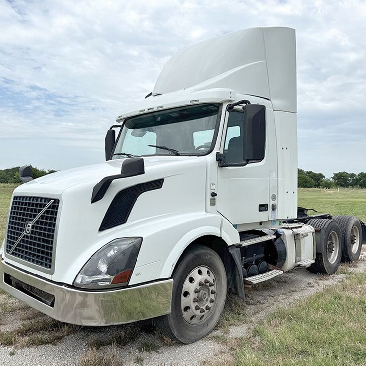 2016 VOLVO VNL300