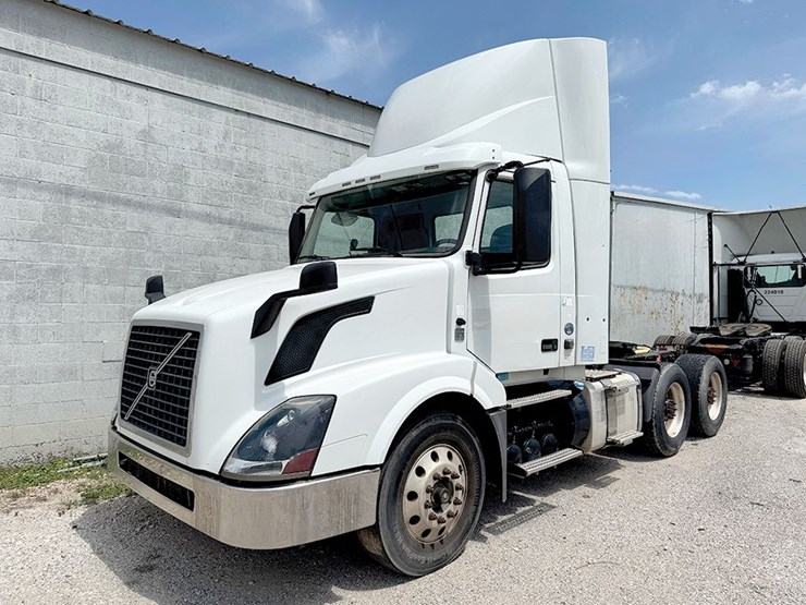 2017-volvo-vnl300-image-1
