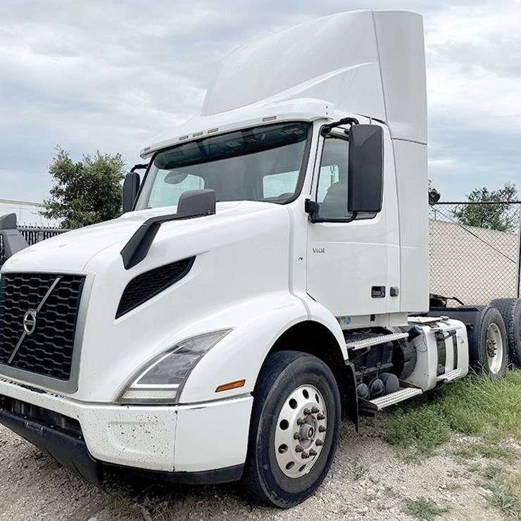 2019 VOLVO VNR300