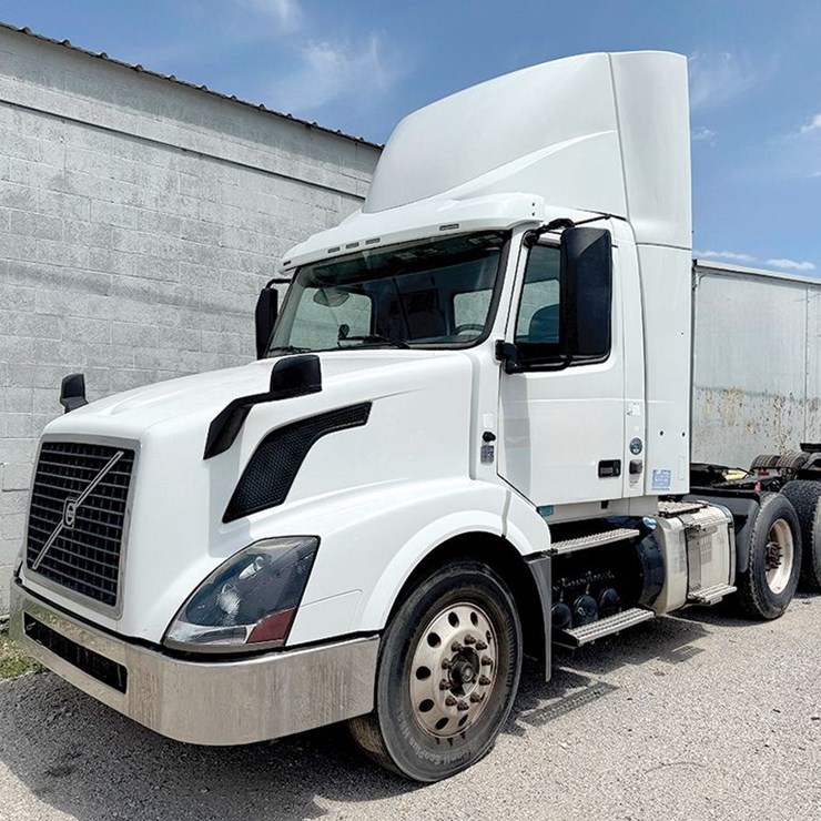 2017 VOLVO VNL300
