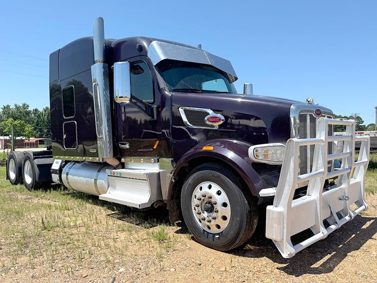 2021-peterbilt-567-image-1