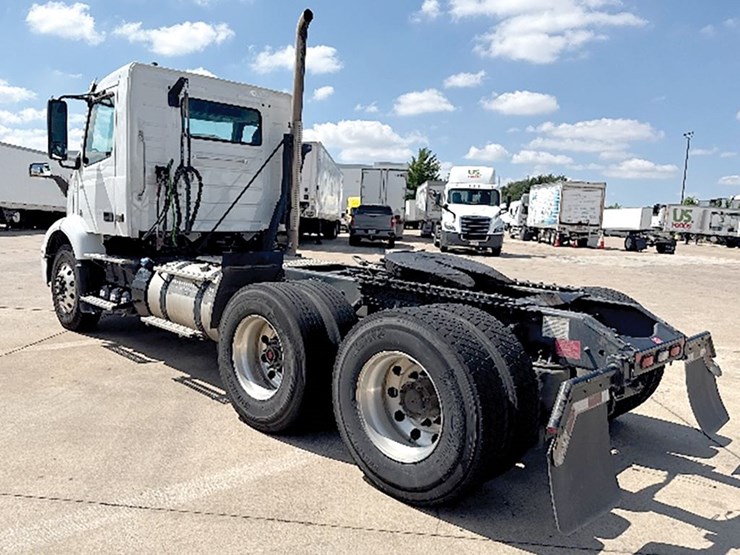 2022-volvo-vnr300-image-2
