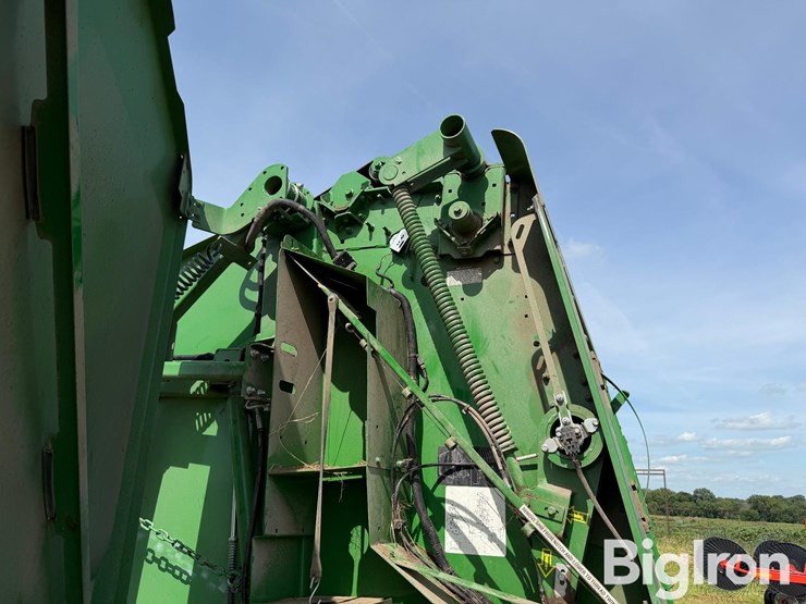 2020-john-deere-560m-image-11
