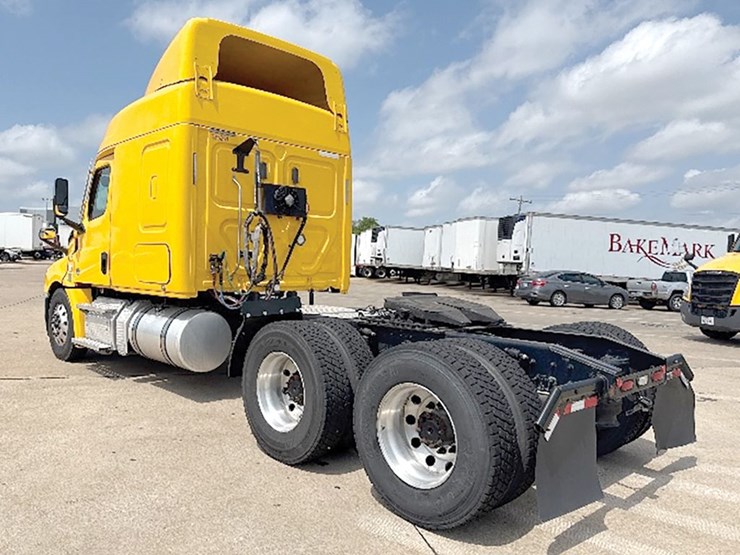 2020-freightliner-cascadia-126-image-2