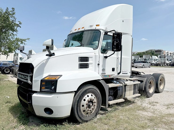 2019-mack-anthem-64t-image-1
