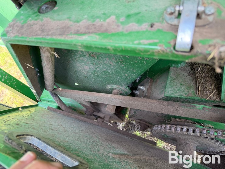 2020-john-deere-560m-image-15