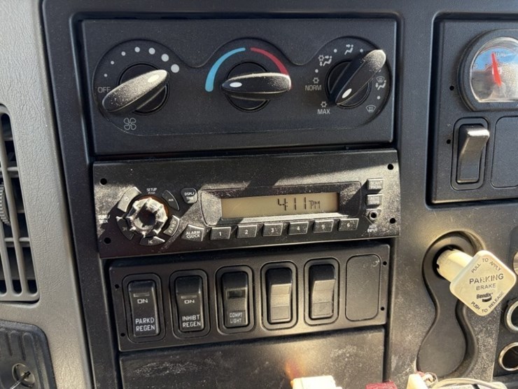 2013-international-durastar-4300-image-36