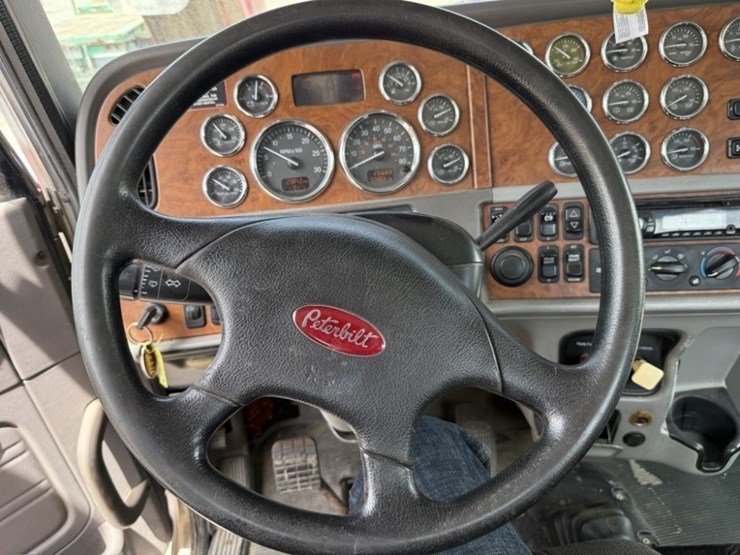 2009-peterbilt-389-image-42