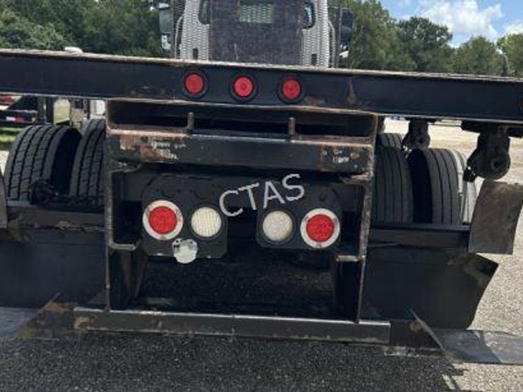 2015-freightliner-m2-106-image-14