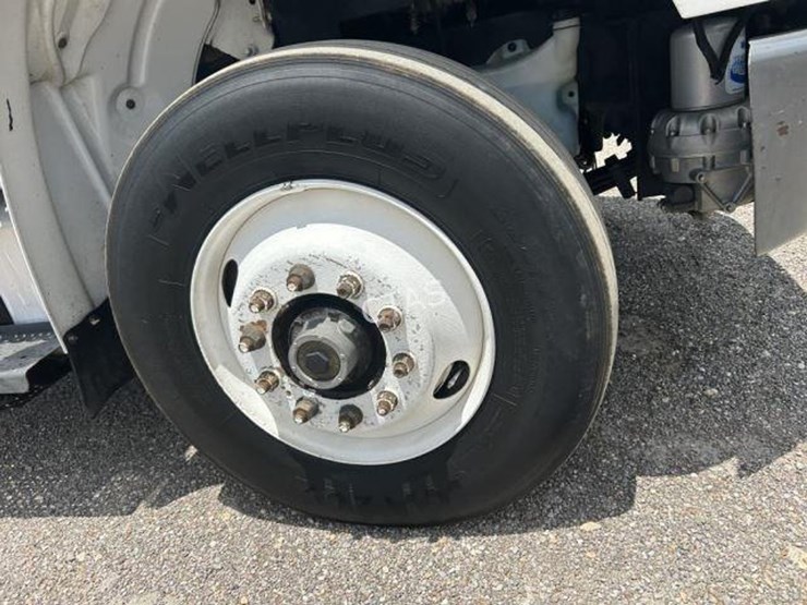 2015-freightliner-m2-106-image-15