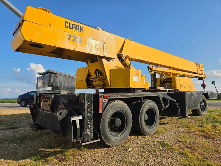 #2446-•-clark-720-crane-truck-image-5