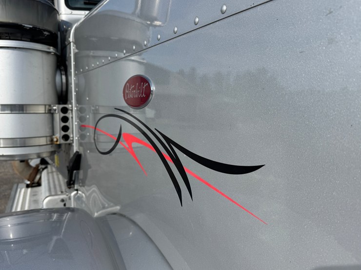 2015-peterbilt-389-image-54