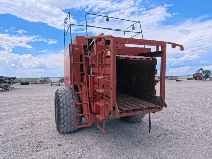 hesston-4900-image-6