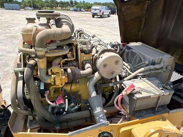 2014-caterpillar-cb24-image-7