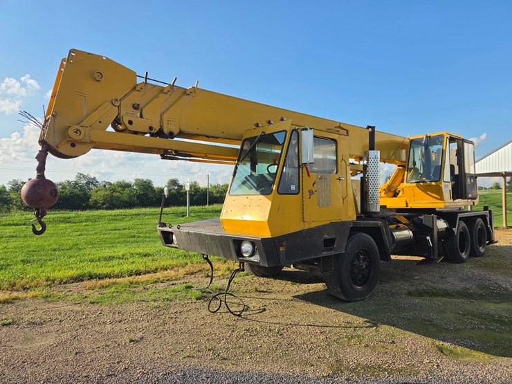 #2446-•-clark-720-crane-truck-image-1