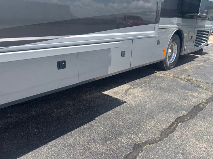 #2211-•-2005-fleetwood-revolution-40l-image-27