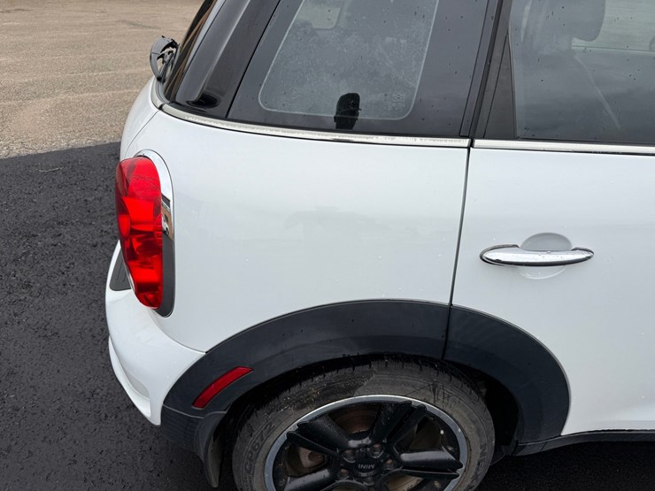 #1439-•-2011-mini-cooper-s-4-door-hatchback-image-17